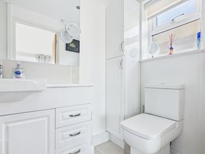 ensuite- click for photo gallery